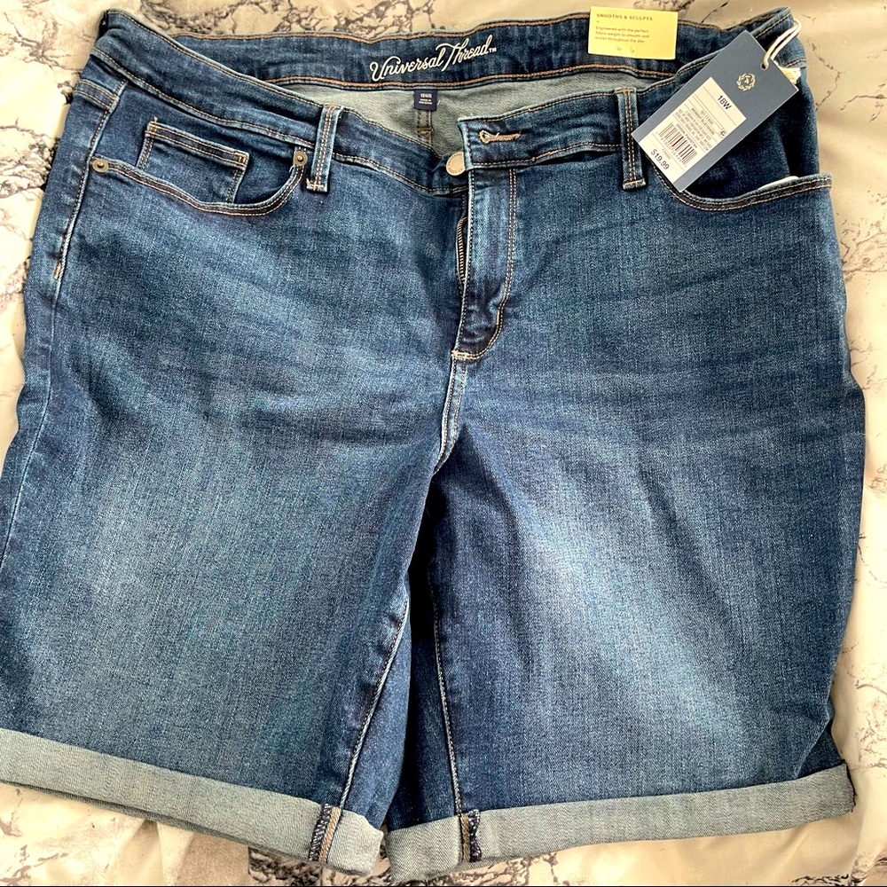 NWT Universal Thread Bermuda Shots Size 18